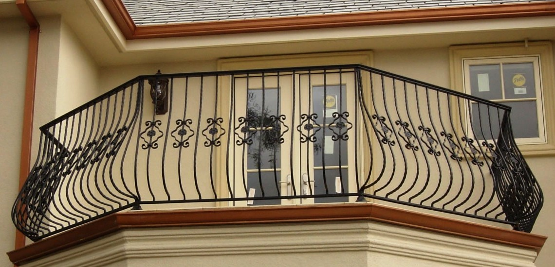 Балконные ограждения: разновидности и требования к конструкциям